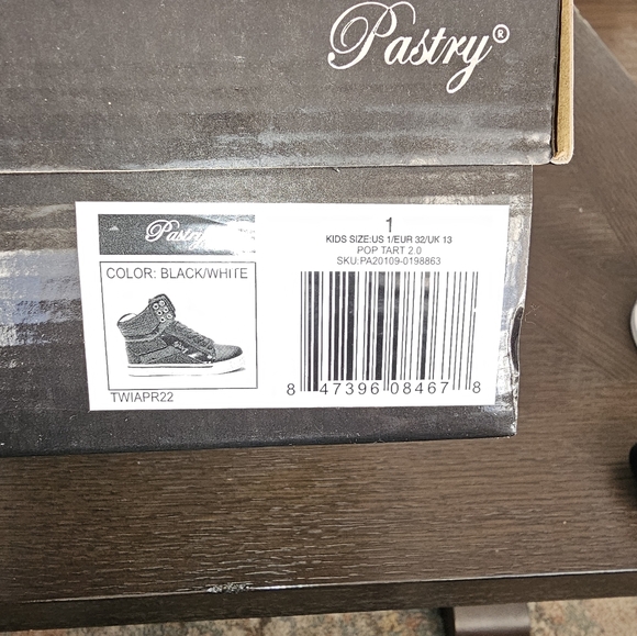 Kid's size 1 dance shoes - Picture 7 of 8